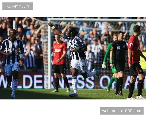 终场哨响,埃弗顿球员跪地掩面,曼联客场一球优势保持到最后